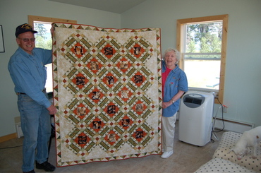 Quilt_raffle_with_scott_and_barbara