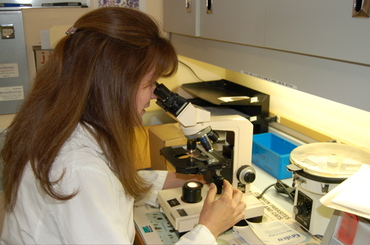 Brenda_at_microscope